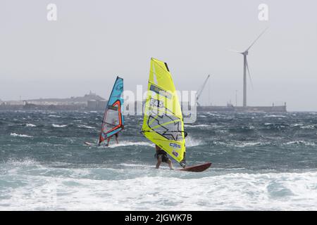 Gran canaria, España - Julio 15, 2022: Les surfeurs profitent d'une journée hivernale venteuse à Pozo Izquierdo sur PWAworldtour 2022. Session finale Banque D'Images