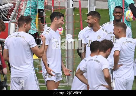 Munich, Allemagne. 13th juillet 2022. Robert LEWANDOWSKI (FC Bayern Munich) s'entretient avec Lucas HERNANDEZ (FC Bayern Munich). Formation du FC Bayern Munich sur le terrain d'entraînement de Saebener Strasse sur 13 juillet 2022. Football 1st Bundesliga, saison 2022/2023. Credit: dpa/Alay Live News Banque D'Images