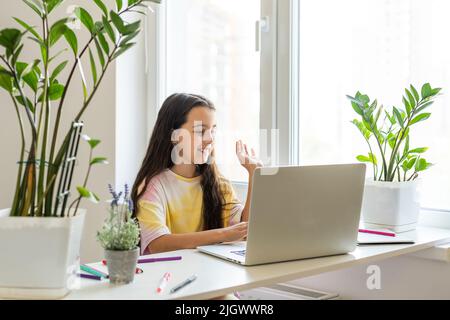 Petite fille apprenant l'anglais à l'intérieur à la leçon en ligne Banque D'Images