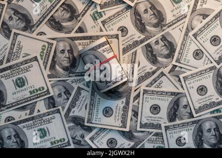 Un rouleau d'argent serré par une bande élastique gros plan macro. Argent USD Wad, offre groupée d'espèces aux états-unis. Plusieurs billets en dollars américains se sont enchaîné Banque D'Images