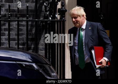 (220713) -- LONDRES, 13 juillet 2022 (Xinhua) -- le Premier ministre britannique Boris Johnson quitte le 10 Downing Street pour les questions du Premier ministre à Londres, en Grande-Bretagne, en 13 juillet 2022. Boris Johnson a démissionné du poste de Premier ministre britannique et de chef du Parti conservateur dans une déclaration au pays sur 7 juillet. Le nouveau Premier ministre du Royaume-Uni (Royaume-Uni) qui remplacera Boris Johnson, en place, sera annoncé sur 5 septembre, a déclaré Graham Brady, président de la Commission de l'arrière-ban 1922 du Parti conservateur, lundi. (Photo de Tim Ireland/Xinhua) Banque D'Images