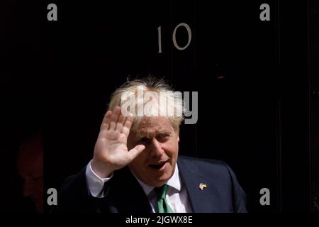 (220713) -- LONDRES, 13 juillet 2022 (Xinhua) -- le Premier ministre britannique Boris Johnson quitte le 10 Downing Street pour les questions du Premier ministre à Londres, en Grande-Bretagne, en 13 juillet 2022. Boris Johnson a démissionné du poste de Premier ministre britannique et de chef du Parti conservateur dans une déclaration au pays sur 7 juillet. Le nouveau Premier ministre du Royaume-Uni (Royaume-Uni) qui remplacera Boris Johnson, en place, sera annoncé sur 5 septembre, a déclaré Graham Brady, président de la Commission de l'arrière-ban 1922 du Parti conservateur, lundi. (Photo de Tim Ireland/Xinhua) Banque D'Images