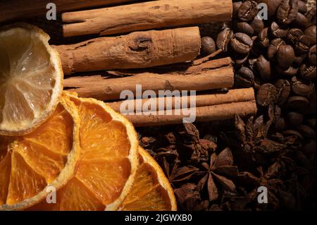 Agrumes, cannelle, anis étoilé et grains de café torréfiés. Banque D'Images