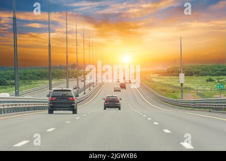 La circulation se bloque sur la route, heure de pointe sur l'autoroute de la ville de contournement avec vue en soirée au coucher du soleil Banque D'Images