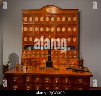 Ancien placard de pharmacie dans le château de Heidelberg. Baden Wuerttemberg, Allemagne, Europe Banque D'Images