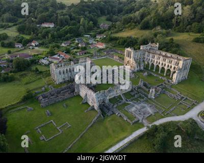 Photo aérienne de drone de bas niveau de l'extérieur du site - soirée d'été au coucher du soleil Banque D'Images