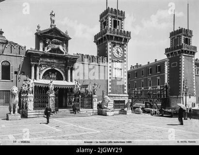 Une vue de l'entrée de l'Arsenale faite par Carlo Naya entre 1868 et 1882. L'archive historique de Naya-Bohm est une archive de 25000 plaques de verre, aujourd'hui numérisées, de photos de Venise de 1868 à 1882 (Carlo Naya), puis jusqu'à 1950 (Bohm). Banque D'Images