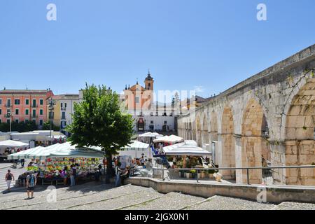 La place du marché de Sulmona, un village italien dans la région des Abruzzes. Banque D'Images