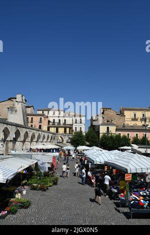 La place du marché de Sulmona, un village italien dans la région des Abruzzes. Banque D'Images