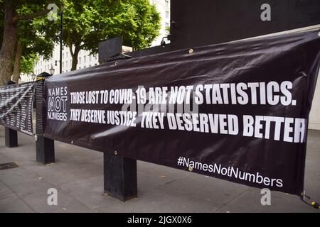 Londres, Royaume-Uni. 13th juillet 2022. Les militants de l'organisation, pas des numéros, ont accroché des bannières avec des noms de personnes qui ont perdu la vie à cause du coronavirus devant Downing Street alors que les morts de covid britanniques dépassent 200 000. Credit: Vuk Valcic/Alamy Live News Banque D'Images