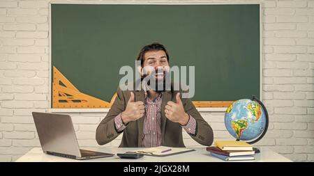 bon travail. professeur barbu à la leçon. homme brutal travaille en classe avec un tableau noir. préparez-vous à l'examen. maître de conférences à l'université. retour à l'école Banque D'Images