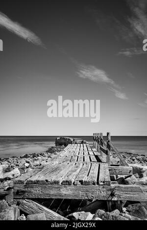 Vieux petit-déjeuner à la plage de Lossiemouth à Black and White, Moray Coast Scotland Banque D'Images