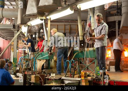 Beryozauka, Bélarus - 07 mars 2022 : une équipe de souffleurs en verre travaille à la fabrication de vases et de lunettes en verre. Jusqu'à 20 travailleurs peuvent être impliqués Banque D'Images