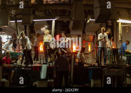 Beryozauka, Bélarus - 07 mars 2022 : une équipe de souffleurs en verre travaille à la fabrication de vases et de lunettes en verre. Jusqu'à 20 travailleurs peuvent être impliqués Banque D'Images