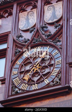 Vue à angle bas de l'horloge à l'hôtel de ville de Bâle, Suisse Banque D'Images