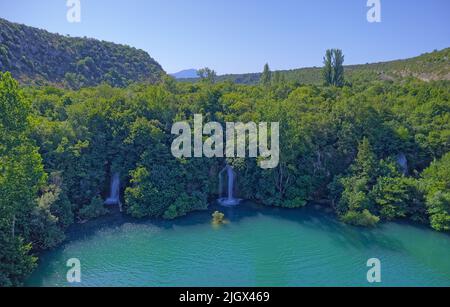 Vue aérienne des chutes sur le Brljan dans le lac canyon de la rivière Krka Banque D'Images