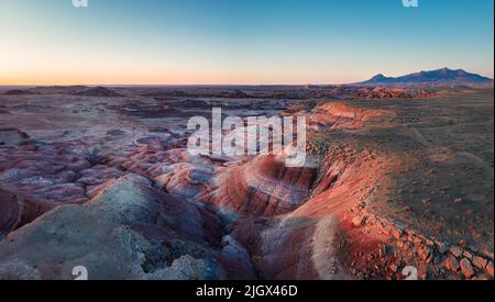 Paysage lunaire dans l'Utah. Les roches rouges brillent au lever du soleil Banque D'Images