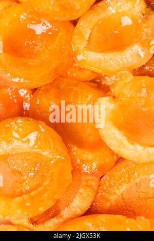 Abricots moelleux, tranches d'abricot, vue de dessus en gros plan. Banque D'Images