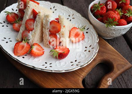 Sandwich aux fraises, dessert japonais populaire, sandwich à la crème et tranches de fruits à l'intérieur Banque D'Images