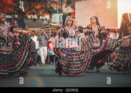 Jaipur, Rajasthan, Inde- 05 avril 2022: Danse folklorique dans le festival de gangaur. Banque D'Images
