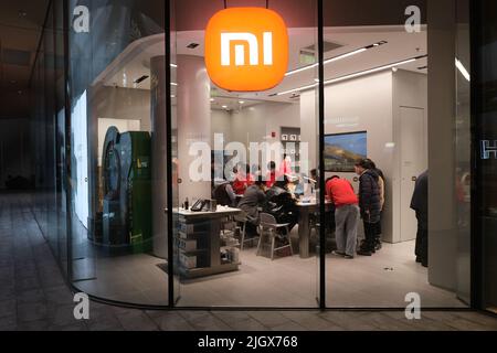 Shanghai,Chine-Déc.2021: Extérieur de la boutique électronique de Xiaomi et de nombreux clients chinois. Banque D'Images