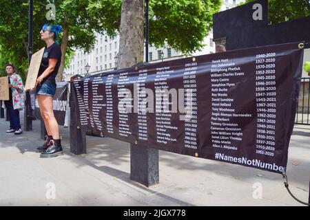 Londres, Angleterre, Royaume-Uni. 13th juillet 2022. Les militants de l'organisation, pas des numéros, ont accroché des bannières avec des noms de personnes qui ont perdu la vie à cause du coronavirus devant Downing Street alors que les morts de covid britanniques dépassent 200 000. (Image de crédit : © Vuk Valcic/ZUMA Press Wire) Banque D'Images