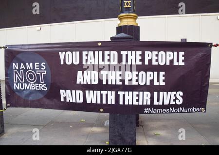 Londres, Angleterre, Royaume-Uni. 13th juillet 2022. Une bannière avec un message pour le gouvernement du Royaume-Uni. Les militants de l'organisation, pas des numéros, ont accroché des bannières de protestation et des bannières avec des noms de personnes qui ont perdu la vie à cause du coronavirus devant Downing Street alors que les morts de covid au Royaume-Uni dépassent 200 000. (Image de crédit : © Vuk Valcic/ZUMA Press Wire) Banque D'Images