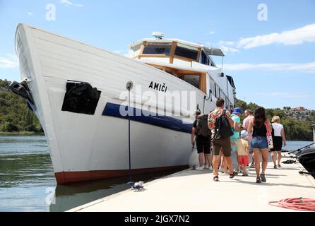 Groupes de touristes vus à Skradin, Croatie sur 13 juillet 2022. À Skradin, les touristes attendent les bateaux de tourisme qui les emprennent au parc national de Krka, aux cascades de la rivière Krka. Photo: Dusko Jaramaz/PIXSELL Banque D'Images