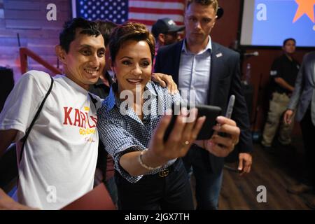 Tucson, Arizona, États-Unis. 12th juillet 2022. Le candidat républicain pour le gouverneur de l'Arizona Kari Lake fait campagne au Maverick à Tucson. Lake est soutenu par l'ancien président Donald Trump et se présente contre Karrin Taylor Robson dans une course amère qui est devenue une confrontation entre le gouverneur Doug Ducey qui soutient Robson et l'America First Trump a soutenu Kari Lake. La primaire républicaine du GOP en Arizona est 2 août. (Image de crédit : © Christopher Brown/ZUMA Press Wire) Banque D'Images