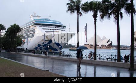 Sydney. 13th juillet 2022. Photo prise sur 13 juillet 2022 montre le navire Coral Princess amarré au terminal passagers outre-mer de Circular Quay à Sydney, en Australie. Un bateau de croisière COVID-19 frappé s'est amarré mercredi matin dans la ville la plus peuplée d'Australie à Sydney, ajoutant de la peur à l'État de Nouvelle-Galles du Sud (NSW), qui est déjà en train de faire face à une nouvelle vague d'infections. Credit: Hu Jingchen/Xinhua/Alay Live News Banque D'Images