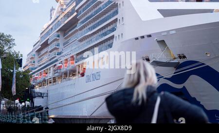 Sydney. 13th juillet 2022. Photo prise sur 13 juillet 2022 montre le navire Coral Princess amarré au terminal passagers outre-mer de Circular Quay à Sydney, en Australie. Un bateau de croisière COVID-19 frappé s'est amarré mercredi matin dans la ville la plus peuplée d'Australie à Sydney, ajoutant de la peur à l'État de Nouvelle-Galles du Sud (NSW), qui est déjà en train de faire face à une nouvelle vague d'infections. Credit: Hu Jingchen/Xinhua/Alay Live News Banque D'Images