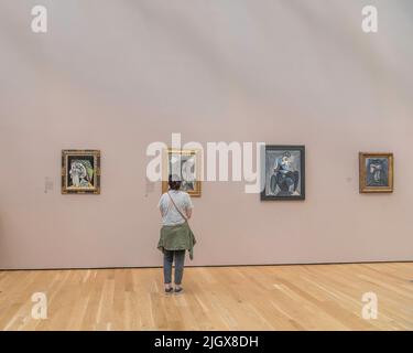 Los Angeles, CA, USA – 9 juillet 2022 : un visiteur regarde les peintures de Pablo Picasso dans l'aile d'art moderne de LACMA à Los Angeles, CA. Banque D'Images