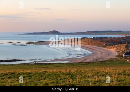 Low Newton-by-the-Sea Beach avec vue sur les ruines du château de Dunstanburgh au lever du soleil, Low Newton-by-the-Sea, Northumberland, Angleterre, Royaume-Uni Banque D'Images