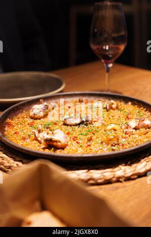 Paella avec calmar, cuisine traditionnelle espagnole Banque D'Images