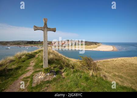 Croix en bois et vue sur Alnmouth et Alnmouth Beach à marée haute, Alnmouth, Northumberland, Angleterre, Royaume-Uni, Europe Banque D'Images