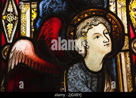 Détail macro abstrait d'un panneau de vitraux de 14th siècles montrant un ange du panneau de verre « l'Annonciation à la Vierge ». Banque D'Images