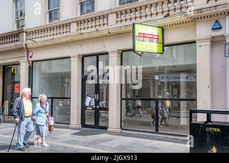 Boutique vide, avec le consentement d'un restaurant de classe 3, avec le nom de Let / May Sell les agents immobiliers signent dans Reform Street, Dundee, Ecosse. Banque D'Images