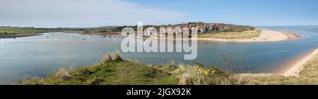 Vue sur Alnmouth et Alnmouth Beach à marée haute, Alnmouth, Northumberland, Angleterre, Royaume-Uni, Europe Banque D'Images