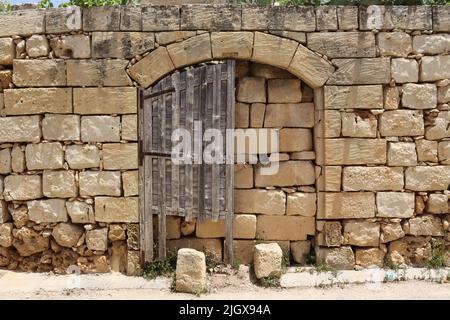 La porte de nulle part! Plutôt que de réparer les portes, le propriétaire a bloqué l'accès à cette ancienne porte, Gogo, Malte Banque D'Images