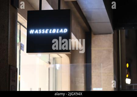 Shanghai, Chine-fév 19th 2022: Enseigne de magasin Hasselblad. Victor Hasselblad AB est un fabricant suédois d'appareils photo Banque D'Images
