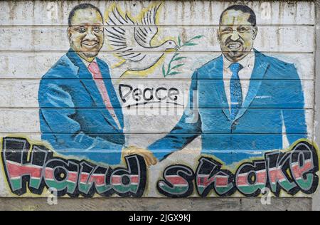 KENYA, Nairobi, élection 2022, peinture murale avec les principaux candidats Raila Amollo Odinga du parti ODM mouvement Orange démocrate et William Samoei Arap Ruto du parti UDA, Alliance démocratique unie, appel à la paix, poignée de main symbolique Banque D'Images