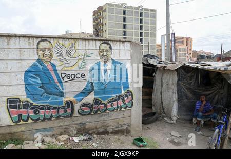 KENYA, Nairobi, élection 2022, peinture murale avec les principaux candidats Raila Amollo Odinga du parti ODM mouvement Orange démocrate et William Samoei Arap Ruto du parti UDA, Alliance démocratique unie, appel à la paix, poignée de main symbolique Banque D'Images