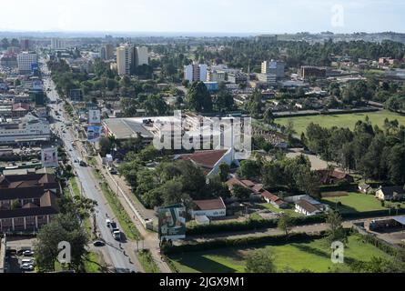 KENYA, Eldoret, centre-ville, circulation sur la route de l'Ouganda, droite cathédrale catholique / KENIA, Eldoret, Stadtzentrum, Blick auf die Uganda Road, Transstrecke für Warenvekehr nach Uganda Banque D'Images