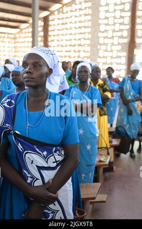 KENYA, Comté d'Elgeyo-Marakwet, vallée de Kerio, ville de Chesongoch, tribu de Marakwet, Un sous-groupe de la Kalenjin Nilote, prière de paix dans l'église après les raids de bétail et combats avec la tribu Pokot / KENIA, vallée de Kerio, Stadt Chesongo, Marakwet Volksgruppe, Friedensgebete nach Viehdiebstählen und kriegerischen Auseinandersetzungen mit Pokot Banque D'Images