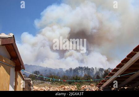 Feu dans une zone ouverte près du site archéologique Velika Mrdakovica dans l'arrière-pays de Vodice, en Croatie, sur 13 juillet 2022. Environ 30 pompiers et une douzaine de véhicules sont au sol, et deux Canadairs se sont joints aux forces terrestres pour éteindre l'incendie. Il y a des forêts de pins au-dessus, une faible végétation et des bâtiments en danger. Photo: Dusko Jaramaz/PIXSELL Banque D'Images