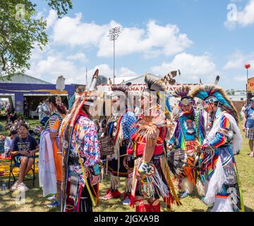 LA NOUVELLE-ORLÉANS, LA, États-Unis - 1 MAI 2022 : les Américains d'origine en costume traditionnel se perforent au festival de jazz et de patrimoine de la Nouvelle-Orléans 2022 Banque D'Images