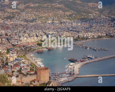 Alanya, turquie, promenade d'hiver au bord de la mer méditerranée. Vue d'Ariel sur le port d'Alanya depuis la péninsule d'Alanya. Riviera turque par jour d'hiver. Magnifique paysage urbain. Complexe turc. Banque D'Images