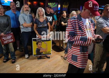 Tucson, Arizona, États-Unis. 12th juillet 2022. Le candidat républicain pour le gouverneur de l'Arizona Kari Lake fait campagne au Maverick à Tucson. Lake est soutenu par l'ancien président Donald Trump et se présente contre Karrin Taylor Robson dans une course amère qui est devenue une confrontation entre le gouverneur Doug Ducey qui soutient Robson et l'America First Trump a soutenu Kari Lake. La primaire républicaine du GOP en Arizona est 2 août. (Image de crédit : © Christopher Brown/ZUMA Press Wire) Banque D'Images