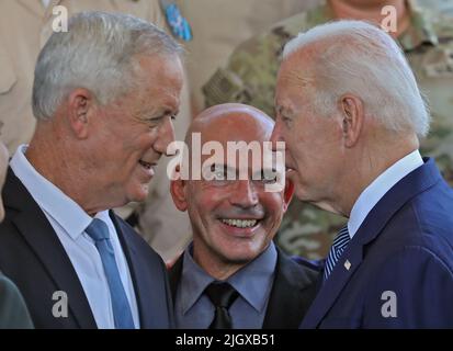 Tel Aviv, Israël. 13th juillet 2022. Le président américain Joe Biden parle du ministre de la Défense israélien Benny Gantz (L) et de l'expert israélien en technologie et innovation Daniel Gold (C) lors d'une visite du système de défense du dôme de fer d'Israël lors d'une visite à l'aéroport Ben Gurion près de tel Aviv, Israël, mercredi, 13 juillet 2022. Photo de piscine par GIL Cohen-Magen/UPI crédit: UPI/Alay Live News Banque D'Images