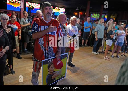 Tucson, Arizona, États-Unis. 12th juillet 2022. Le candidat républicain pour le gouverneur de l'Arizona Kari Lake fait campagne au Maverick à Tucson. Lake est soutenu par l'ancien président Donald Trump et se présente contre Karrin Taylor Robson dans une course amère qui est devenue une confrontation entre le gouverneur Doug Ducey qui soutient Robson et l'America First Trump a soutenu Kari Lake. La primaire républicaine du GOP en Arizona est 2 août. (Image de crédit : © Christopher Brown/ZUMA Press Wire) Banque D'Images